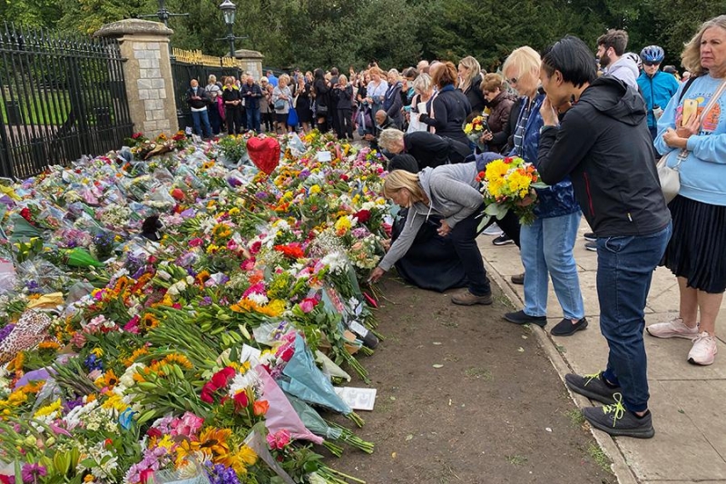 «Потеряли близкого человека». Как британцы прощаются с Елизаветой Второй