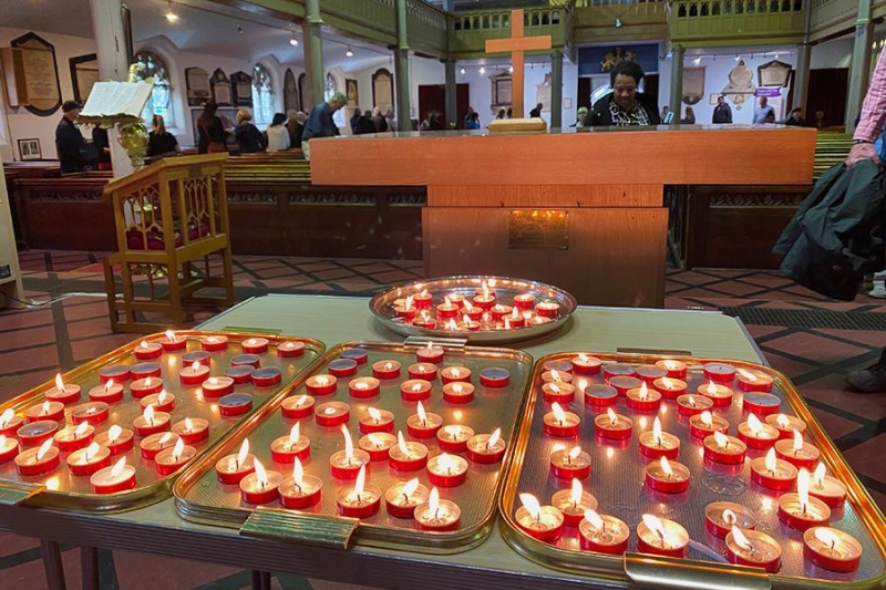 «Потеряли близкого человека». Как британцы прощаются с Елизаветой Второй