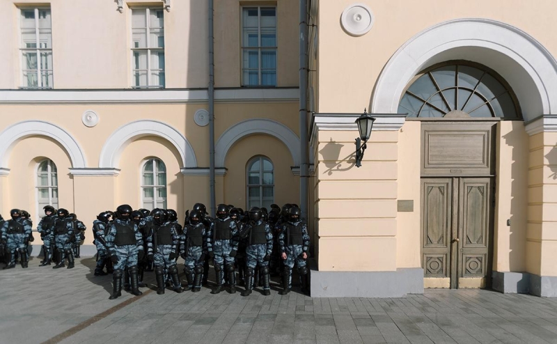 Правительство решило повысить оклады военных и силовиков