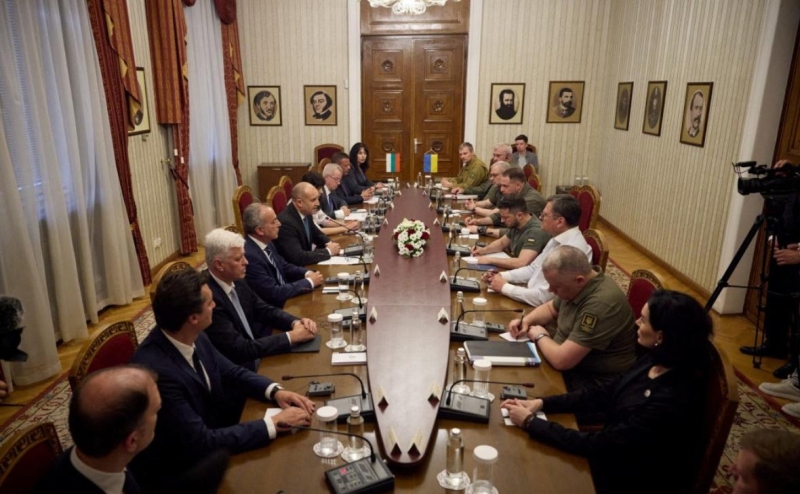 Премьер Чехии пообещал передать Украине вертолеты и боеприпасы