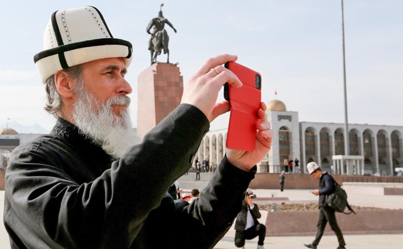 Премьер Киргизии объяснил ограничения карт «Мир» угрозами из Латвии