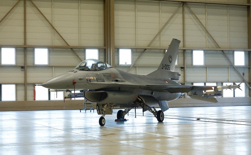 Премьер Швеции временно исключил передачу Киеву истребителей Gripen