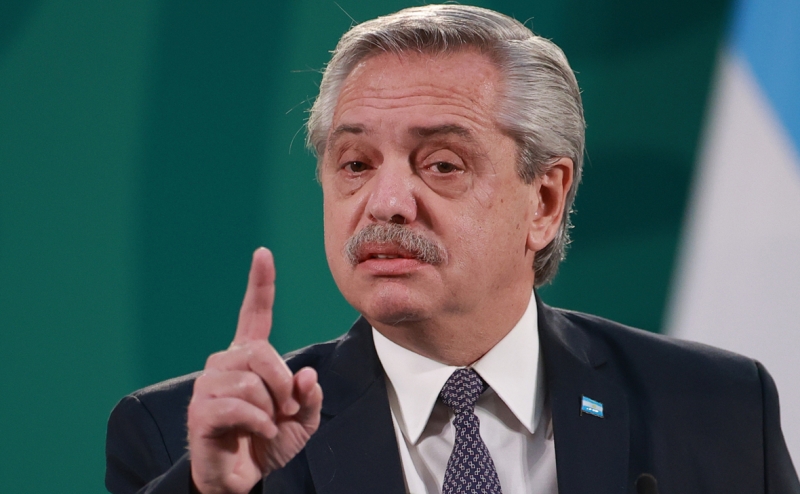 Президент Аргентины призвал вакцинироваться после подозрений на COVID-