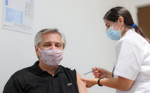 Президент Аргентины призвал вакцинироваться после подозрений на COVID-