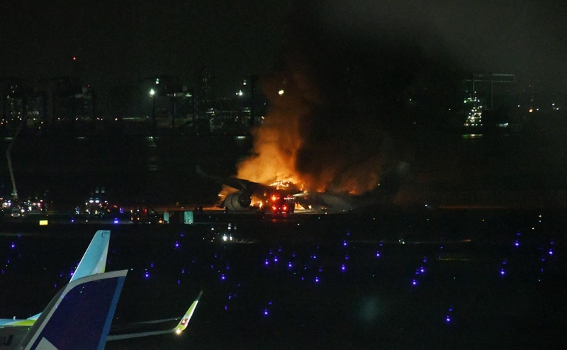 При аварии лайнера JAL в аэропорту Токио погибли пять человек