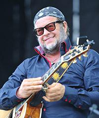 Примаков назвал аморальным определять релокантов в предатели