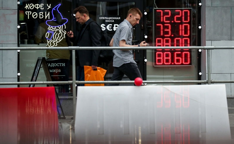 Приток валюты на счета населения в банках достиг максимума за 4 года