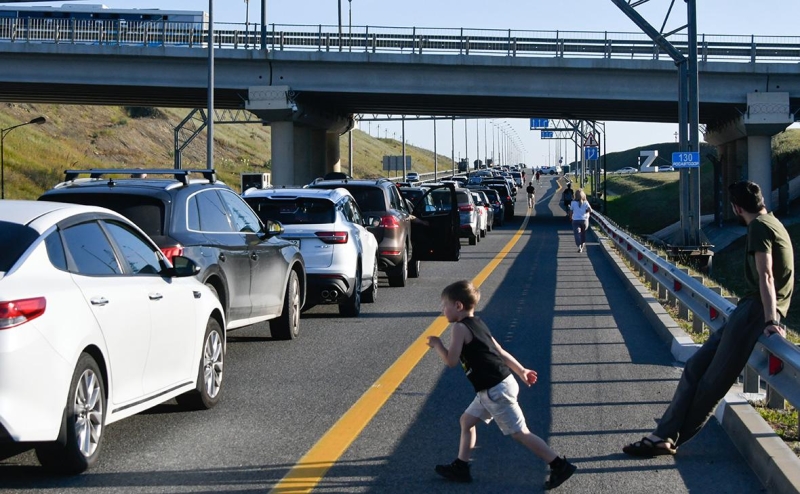 Пробка на подъезде к Крымскому мосту выросла до 13 километров