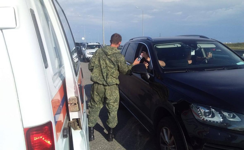 Пробка на въезде на Крымский мост в Тамани увеличилась до 9 км