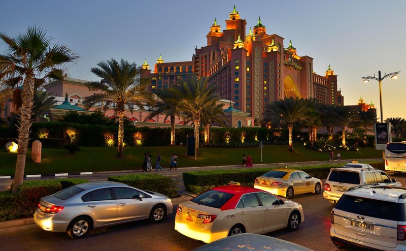 Продавцы рассказали, зачем россиянам в Дубае покупать по две машины