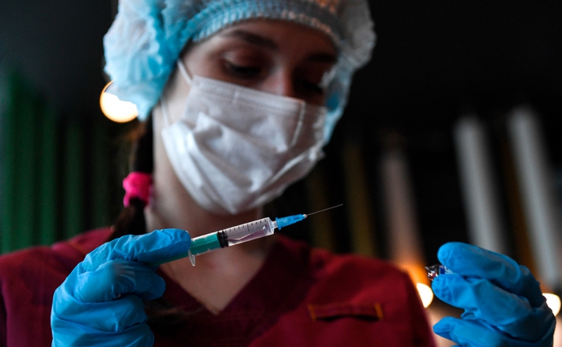 Профессор РАН объяснил случаи распространения медиками мифов о прививках