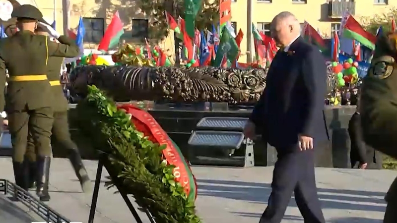 Пропустивший завтрак с Путиным Лукашенко появился в Минске