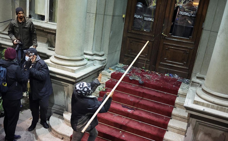 Протестующие в Белграде попытались ворваться в городскую администрацию