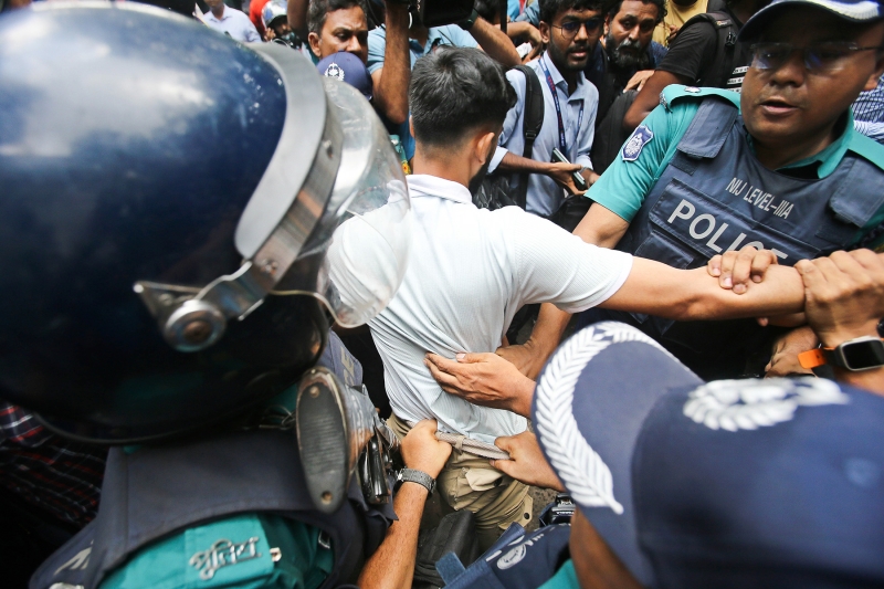 Протесты в Бангладеш и отставка премьера. Фоторепортаж