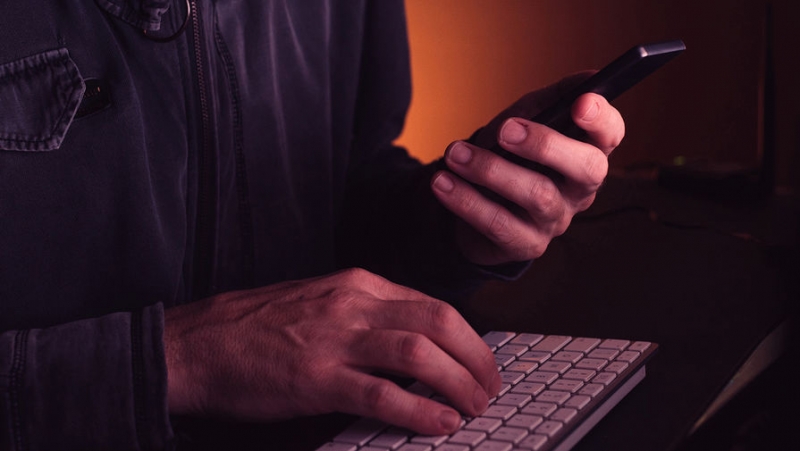 Психолог назвала три болевые точки, на которые давят мошенники