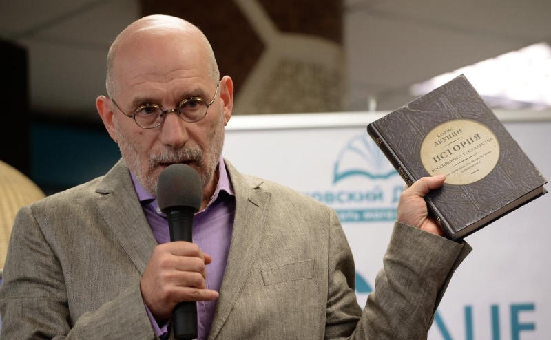 Публикующее книги Акунина издательство сообщило об обысках