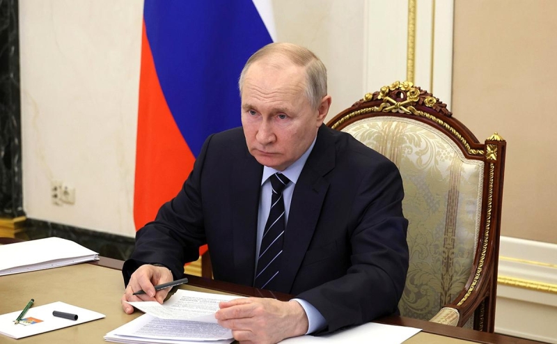 Путин назвал недоумками противников России