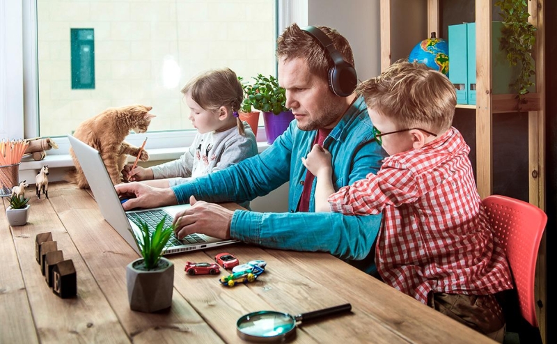 Путин подписал закон о выплатах работающим родителям с двумя детьми