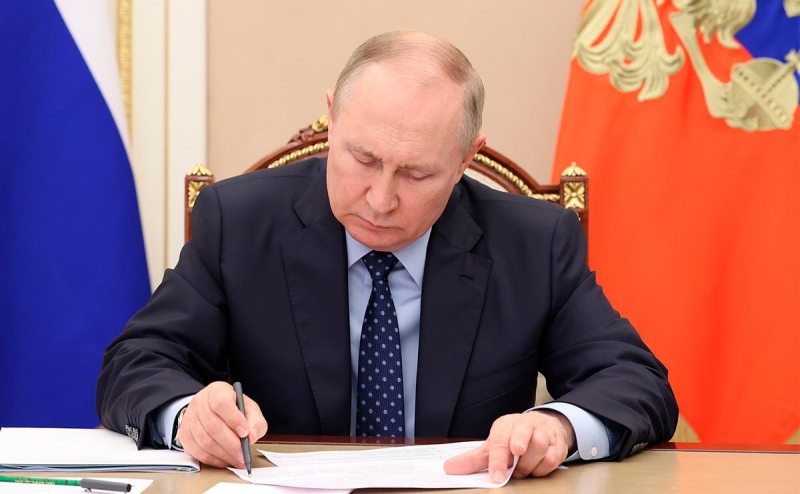 Путин подписал закон о запрете менять пол