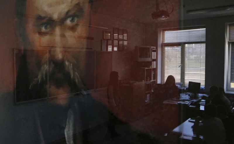 Путин поручил оптимизировать советы при органах власти и