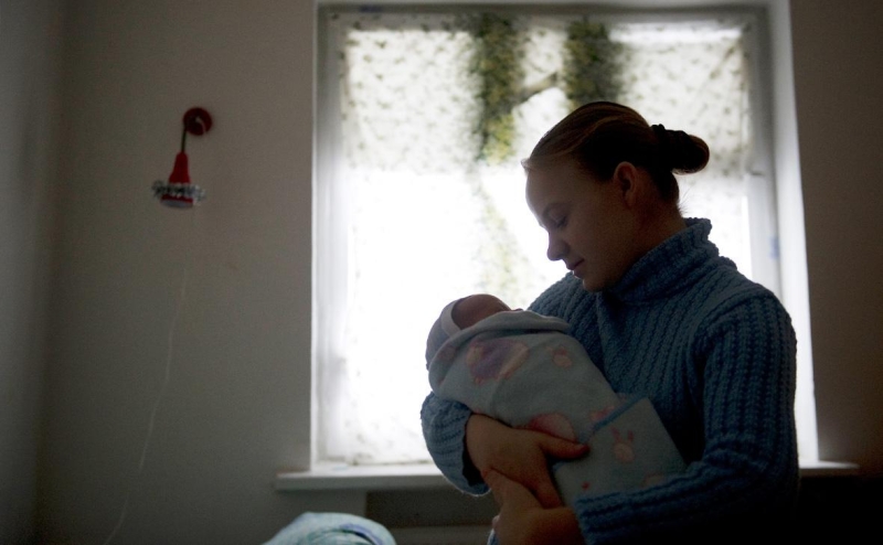 Путин поручил повысить пособие по беременности и родам для студенток