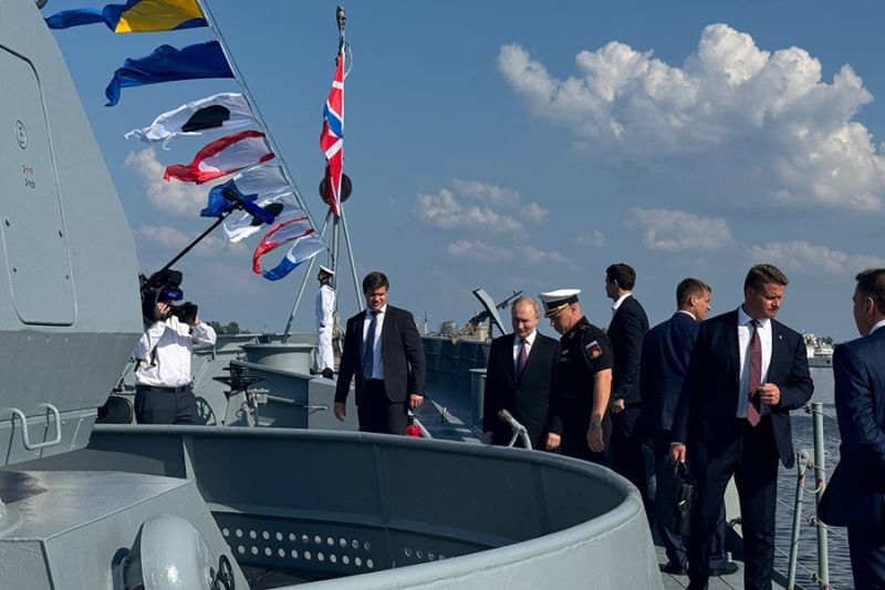 Путин посетил фрегат, отразивший атаку дронов на Ленинградскую область