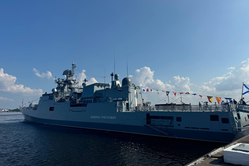 Путин посетил фрегат, отразивший атаку дронов на Ленинградскую область