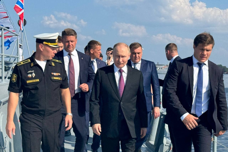 Путин посетил фрегат, отразивший атаку дронов на Ленинградскую область