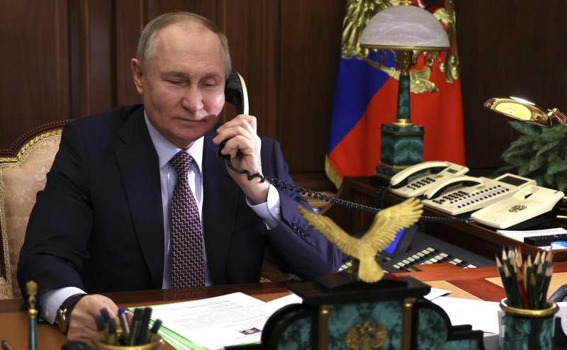 Путин поздравил с Новым годом командующих группировками войск на