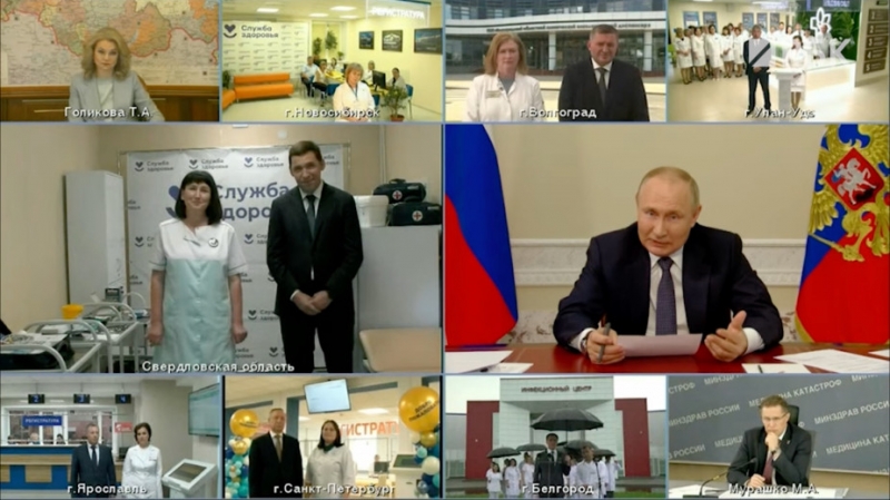 Путин предложил улучшить систему оплаты труда медиков
