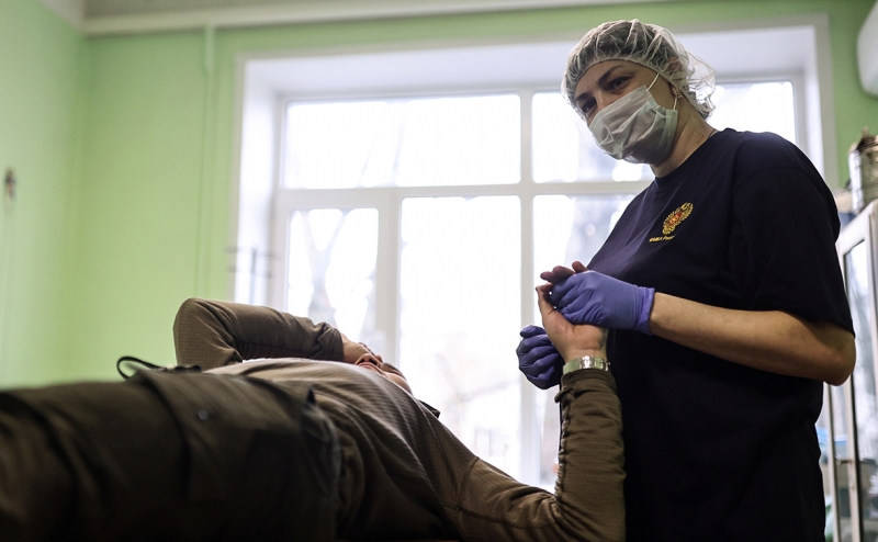 Путин предложил улучшить систему оплаты труда медиков