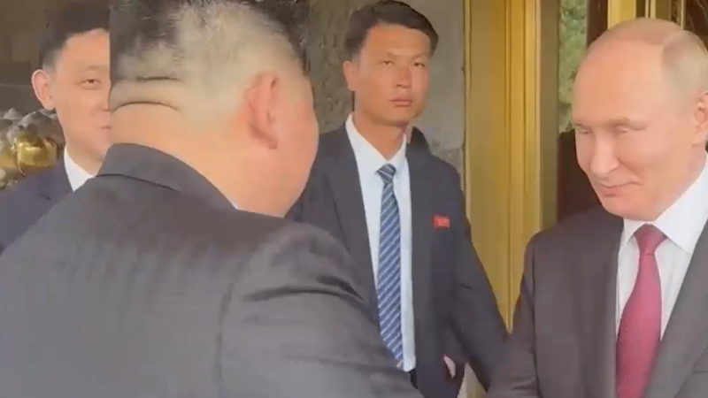Путин пригласил Ким Чен Ына в Россию
