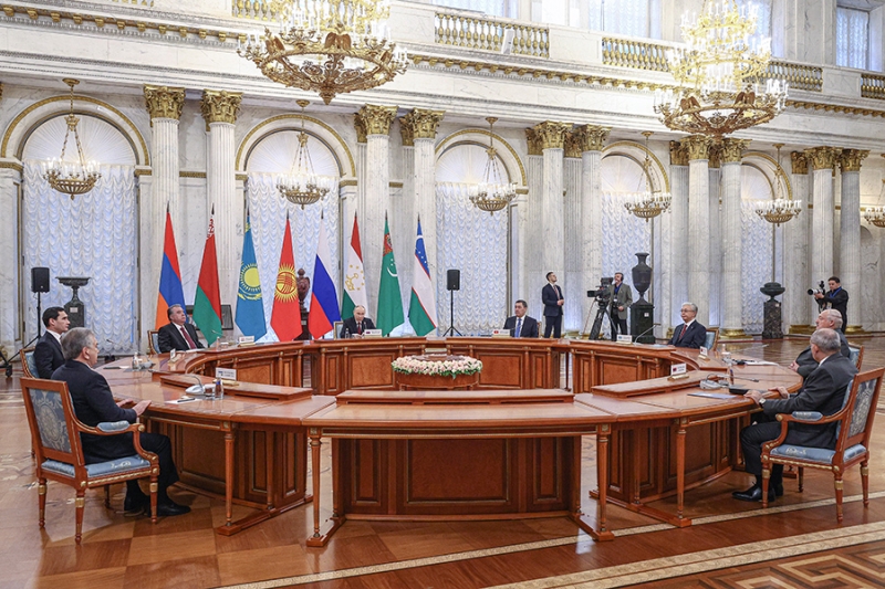 Путин провел экскурсию по Эрмитажу лидерам СНГ. Как это было