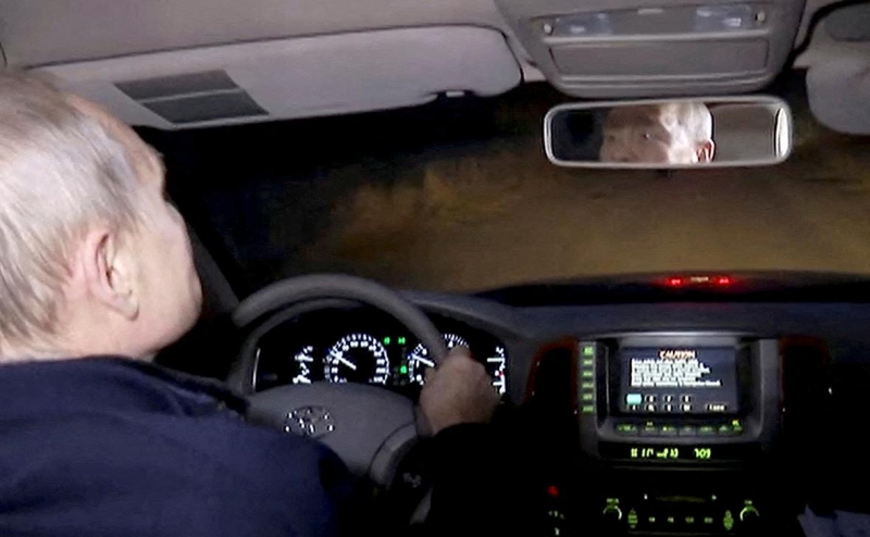 Путин провел совещание в штабе военных в Ростове-на-Дону