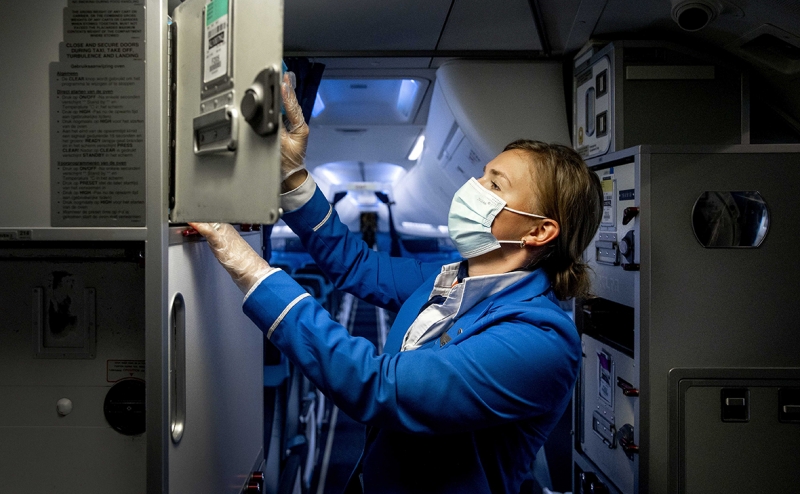 Путин разрешил применять к авиадебоширам спецсредства