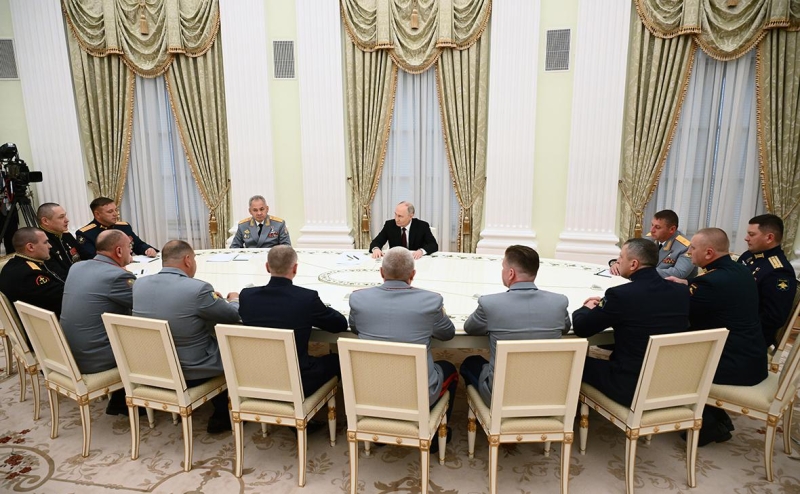 Путин встретился с военными и попросил их об откровенном разговоре