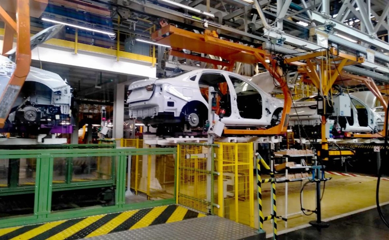 Путин заявил, что в России удалось предотвратить коллапс автопрома