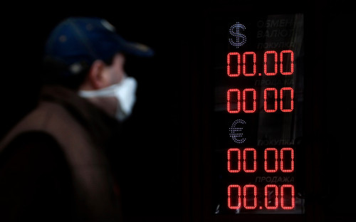 Путин заявил о нежелании отказываться от доллара как от резервной валю