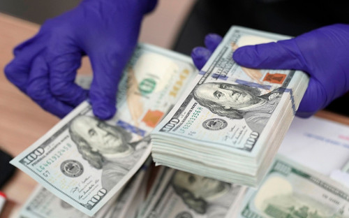 Путин заявил о нежелании отказываться от доллара как от резервной валю