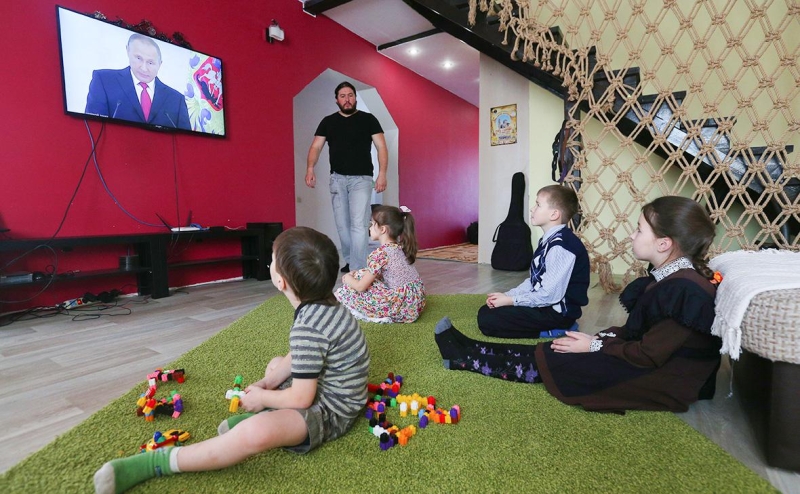 Путин закрепил число детей для признания статуса многодетной семьи