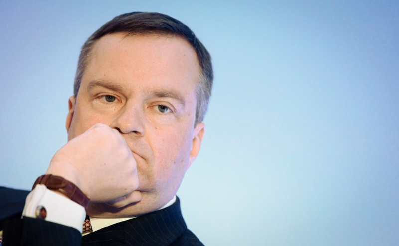 Путин запретил без разрешения проводить сделки с долями 45 банков