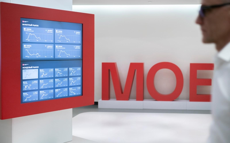 Путин — Грефу: «россияне поняли, что лучше всё заносить в дом»