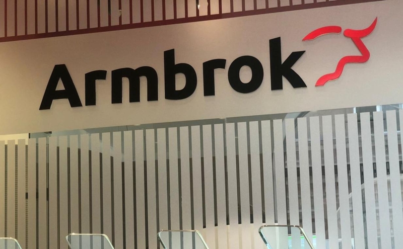 Работавший с россиянами армянский брокер закроет счета части