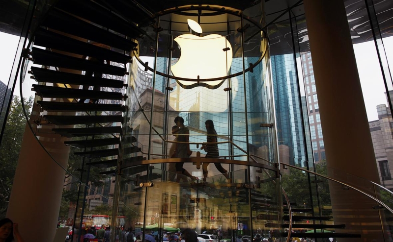 Работница подала в суд на Apple из-за увольнения после жалобы на