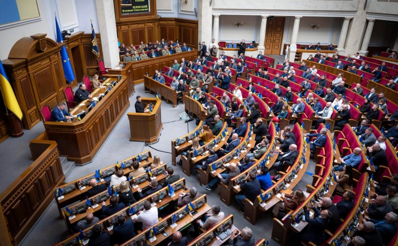 Рада со второй попытки приняла резолюцию о полномочиях Зеленского