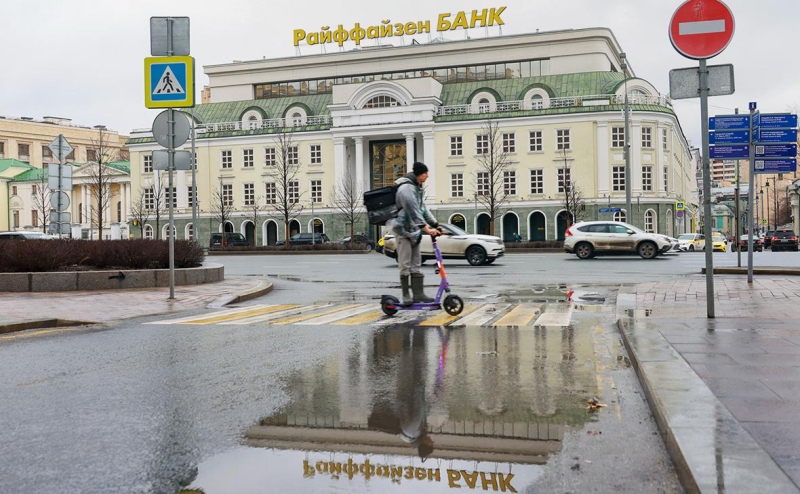 Raiffeisen закрыл корсчета всем российским банкам, кроме своей «дочки»