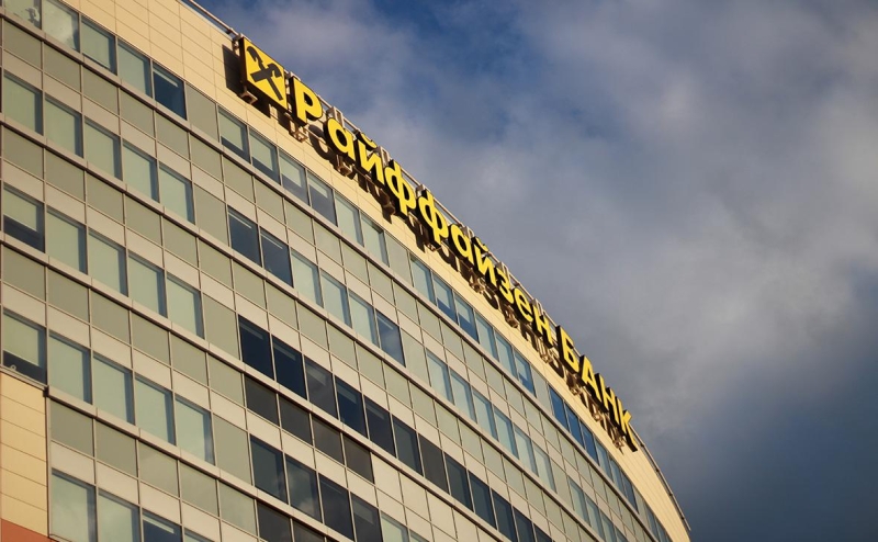 Raiffeisenbank отчитался о резком сокращении платежного бизнеса в