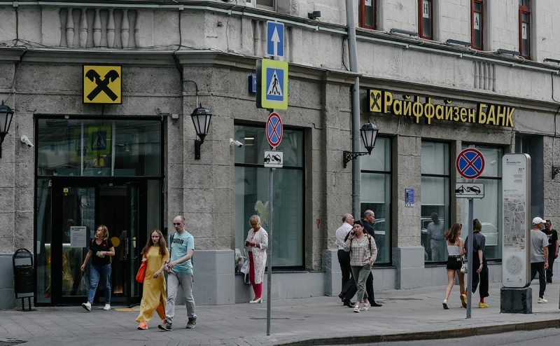 Райффайзен банк приостановит покупку наличных евро и долларов у физлиц