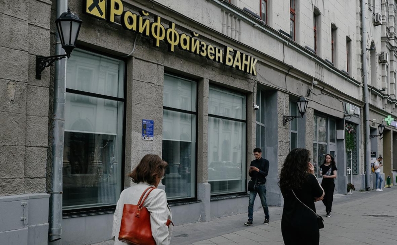 Райффайзенбанк объяснил ошибкой данные о продаже валюты в банкоматах