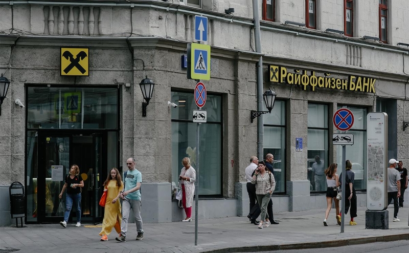 Райффайзенбанк получил резкий приток наличных на фоне ослабления рубля